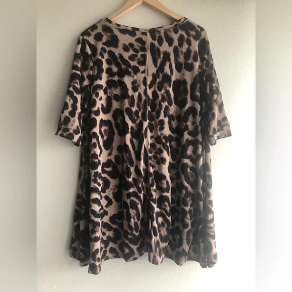 New Amaryllis Apparel Women's Shirt Brown XL Henley Hi Low Tunic Leopard Design - Picture 11 of 15